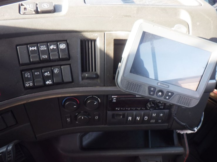 2021-volvo-vnl-300-image-16