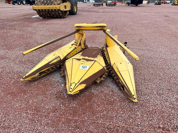 new-holland-824-image-1