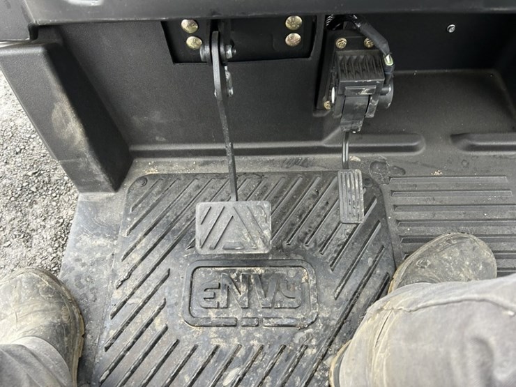 2024-envy-nv4-electric-utility-cart-image-20