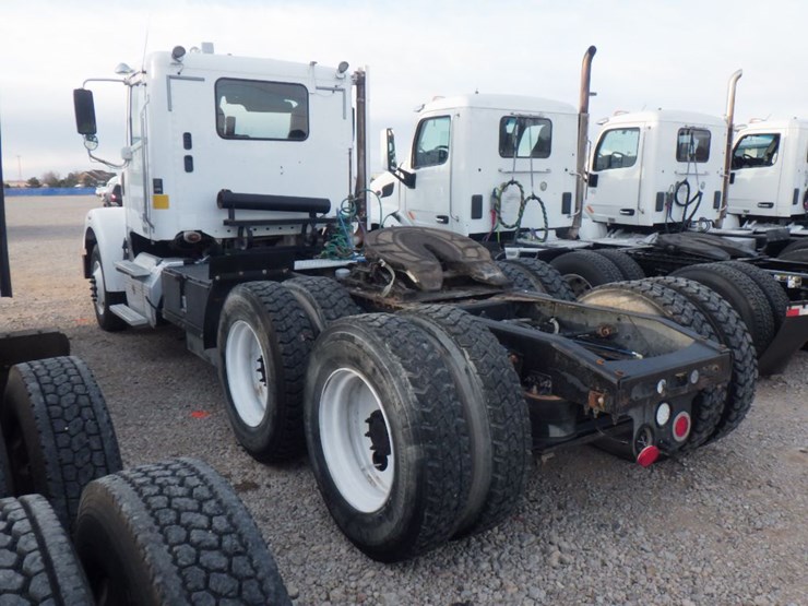 2014-freightliner-coronado-image-12