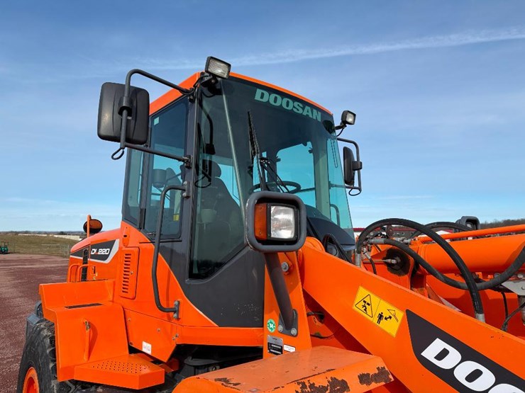 2017-doosan-dl220-5-image-13