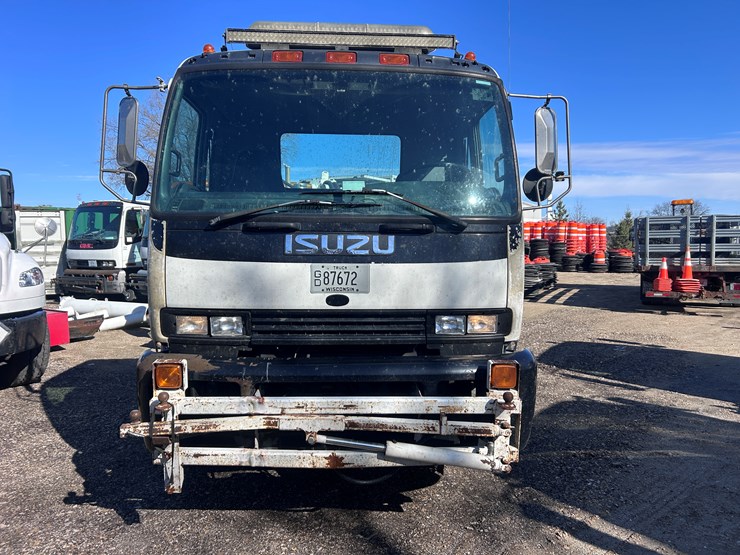 #1694-•-2004-isuzu-cab-and-chassis-image-8