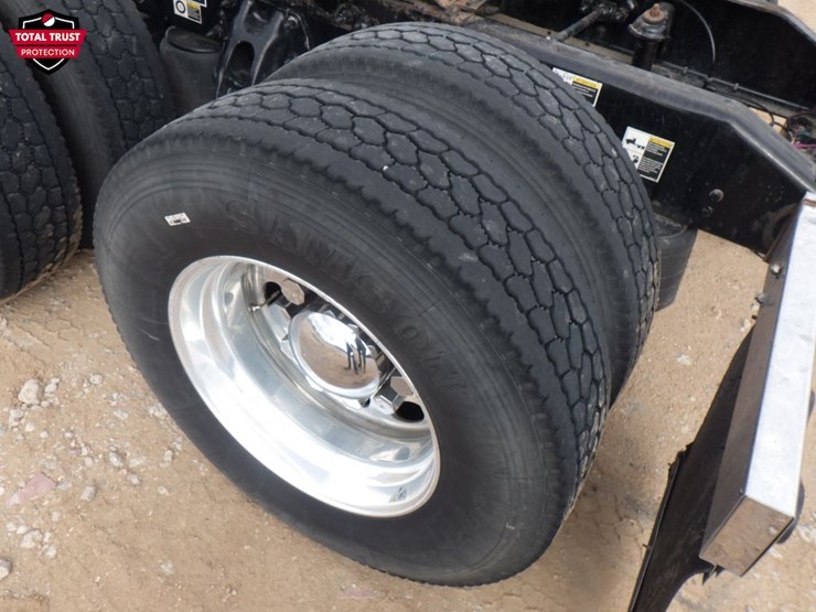 2023-peterbilt-389-image-14