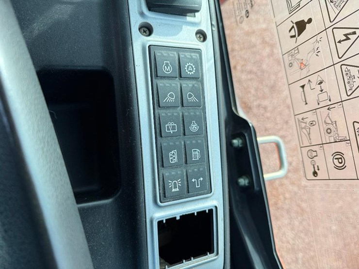 2017-doosan-dl220-5-image-58