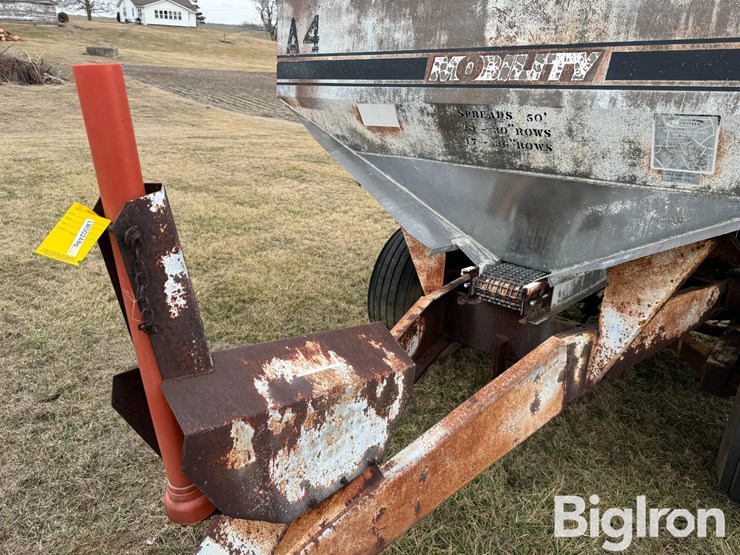 mobility-6.5-ton-pull-type-fertilizer-spreader-image-11