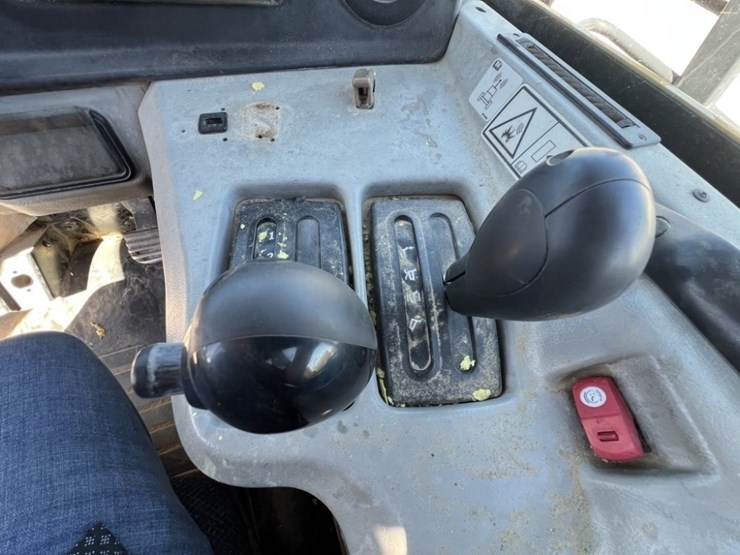 2013-caterpillar-740b-image-33