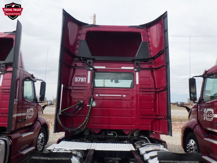 2024-volvo-vnl-300-image-10