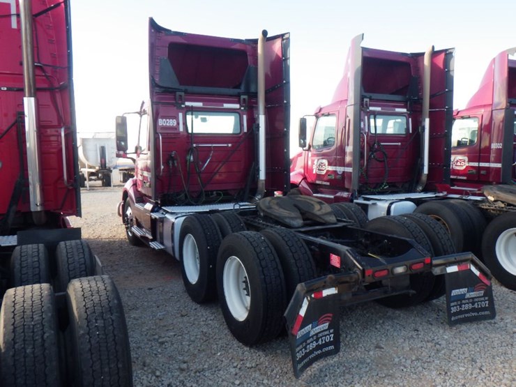 2021-volvo-vnl-300-image-10