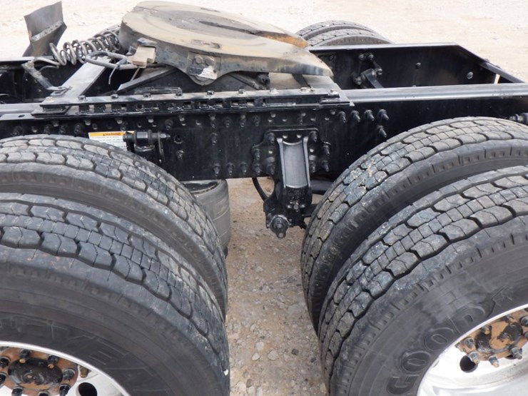 2022-volvo-vnl-300-image-12