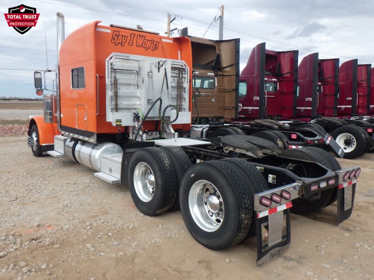 2023-peterbilt-389-image-13