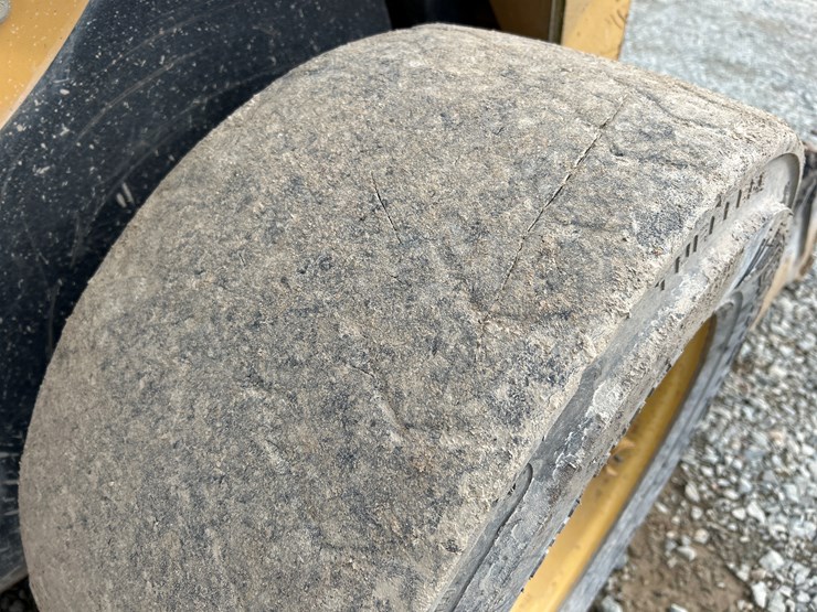 caterpillar-252b-image-39