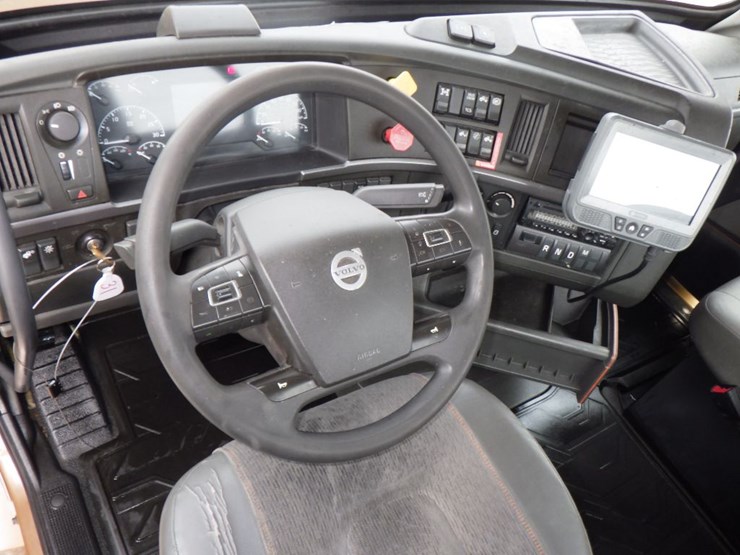 2022-volvo-vnl-300-image-13