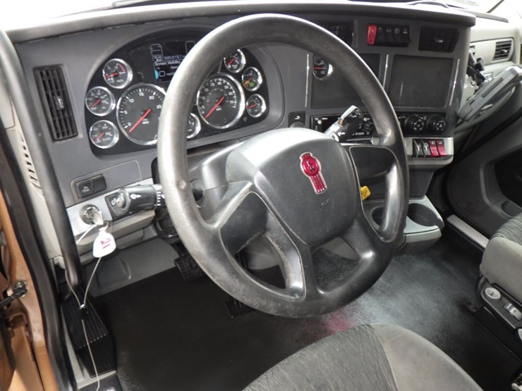 2022-kenworth-t680-image-24