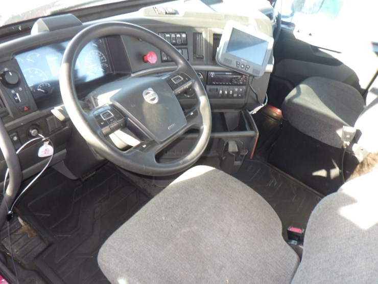 2021-volvo-vnl-300-image-15