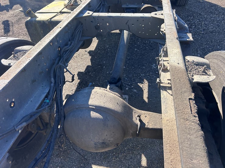 #1694-•-2004-isuzu-cab-and-chassis-image-28