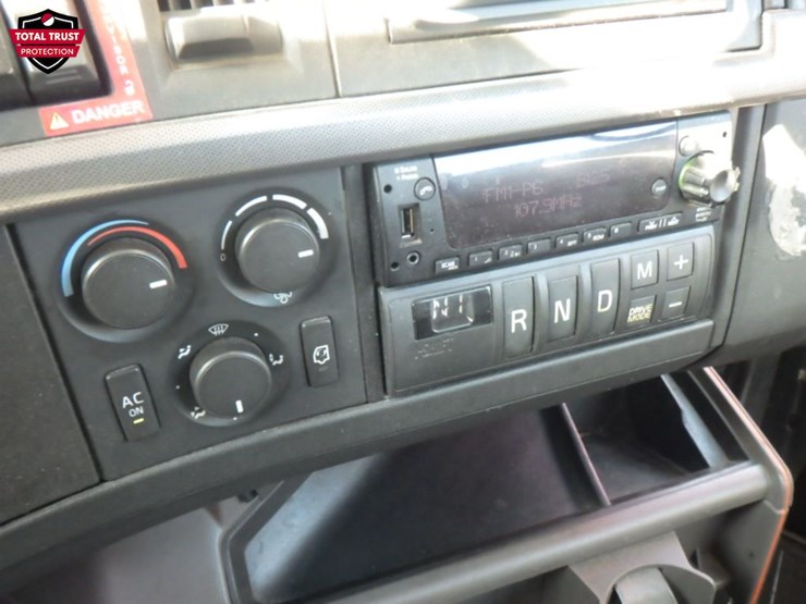 2022-volvo-vnl-300-image-15