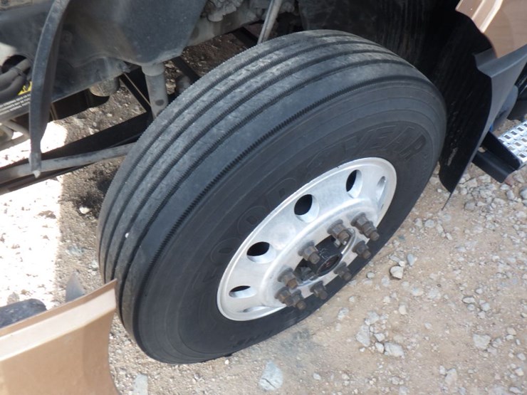 2019-volvo-vnl-300-image-19