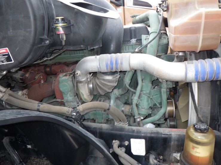 2022-volvo-vnl-760-image-25