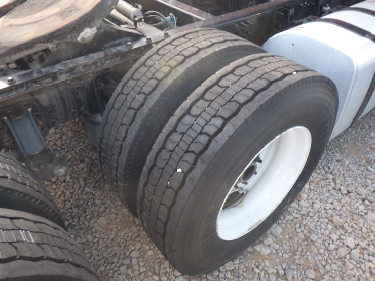 2021-volvo-vnl-300-image-6