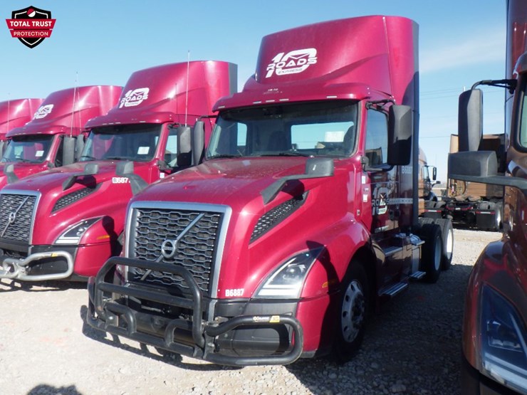 2022-volvo-vnl-300-image-1