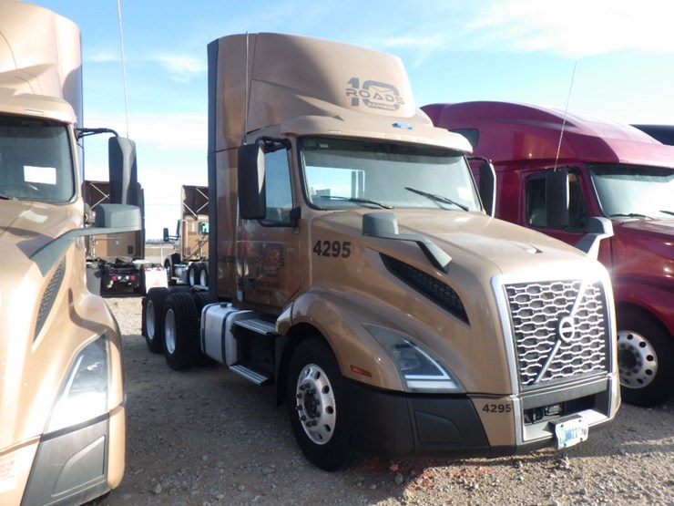 2019-volvo-vnl-300-image-3