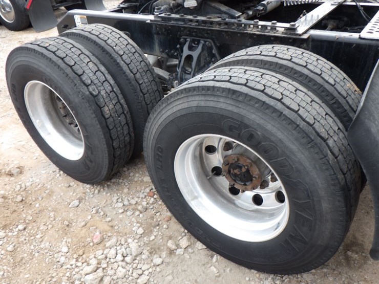 2022-kenworth-t680-image-8