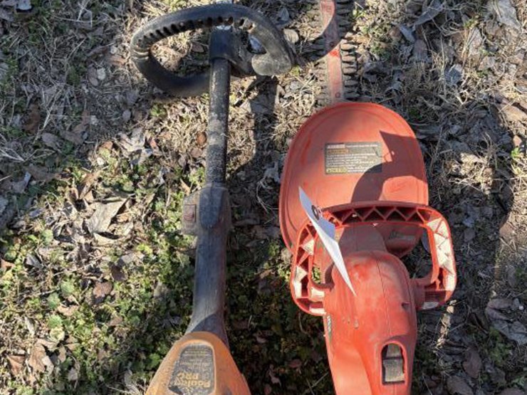 #272-•-(2)-black-&-decker-&-poulan-straight-shaft-trimmer-image-1