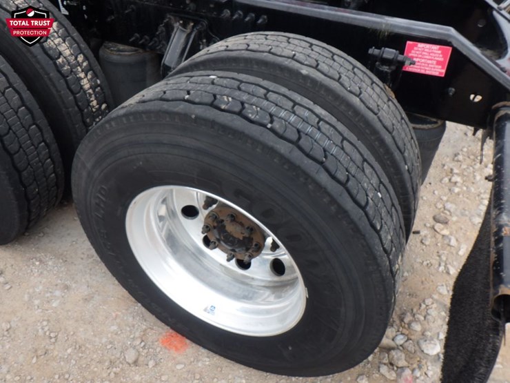 2023-volvo-vnl-300-image-11