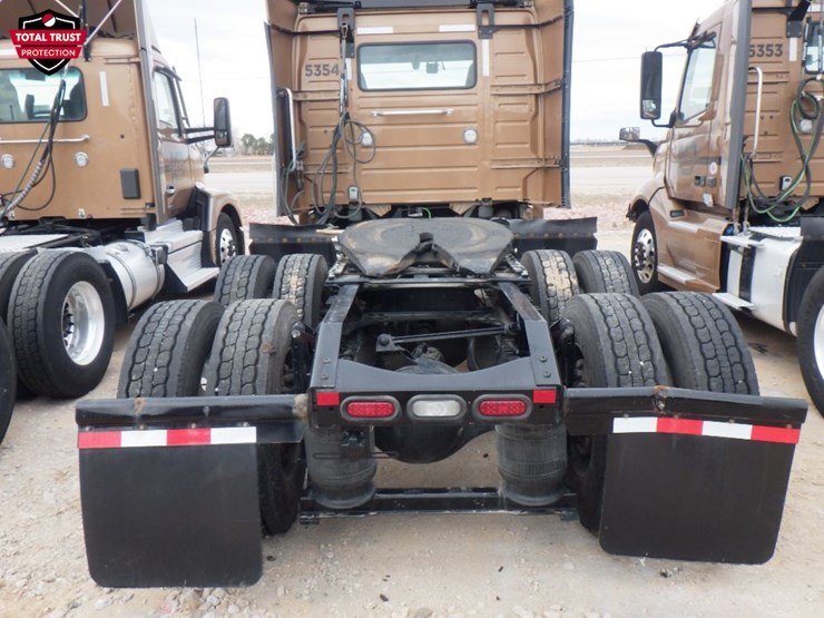 2023-volvo-vnl-300-image-8