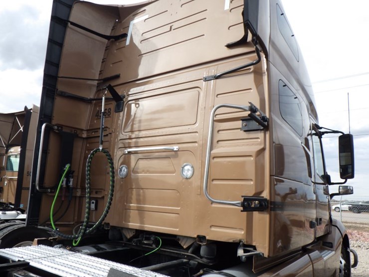 2022-volvo-vnl-760-image-9