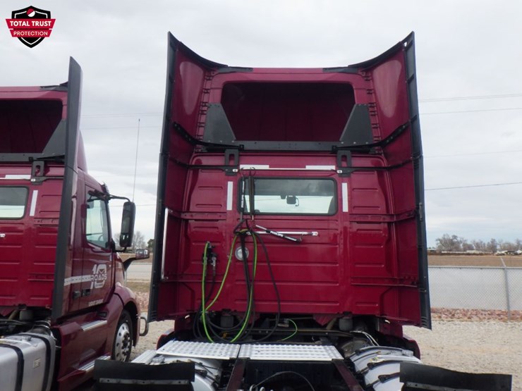 2023-volvo-vnl-300-image-10