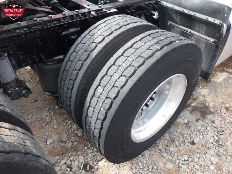 2024-volvo-vnl-300-image-5