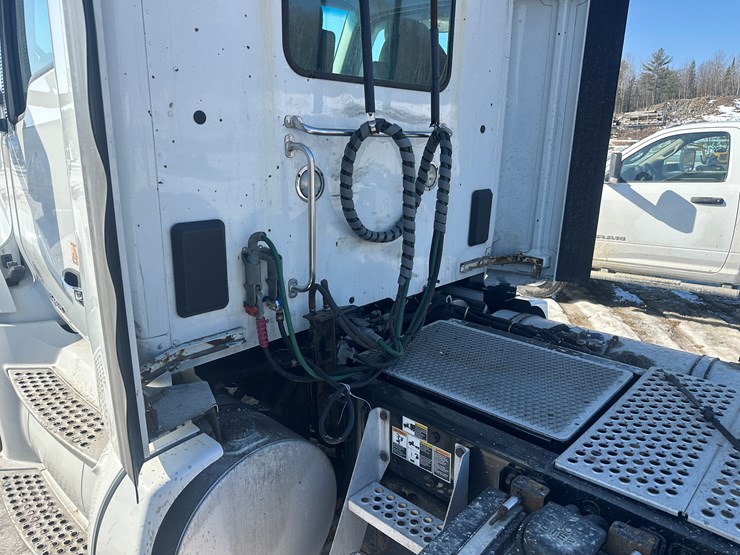 2017-kenworth-t680-image-22