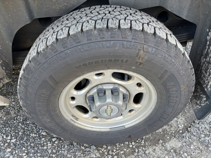 2013-chevrolet-suburban-image-17