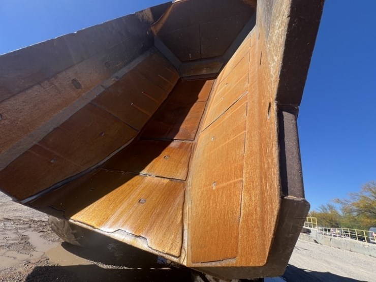 2010-caterpillar-740b-image-45