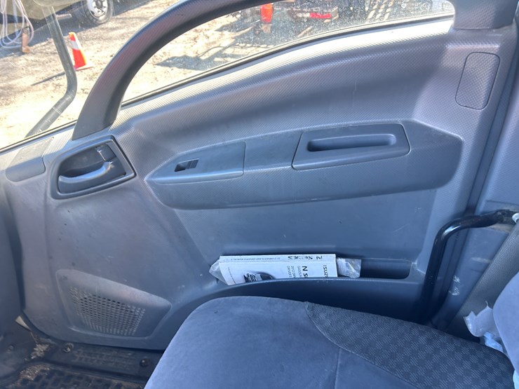 2012-isuzu-npr-image-44