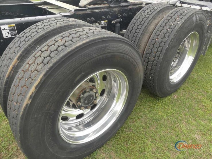 2020-peterbilt-389-image-8