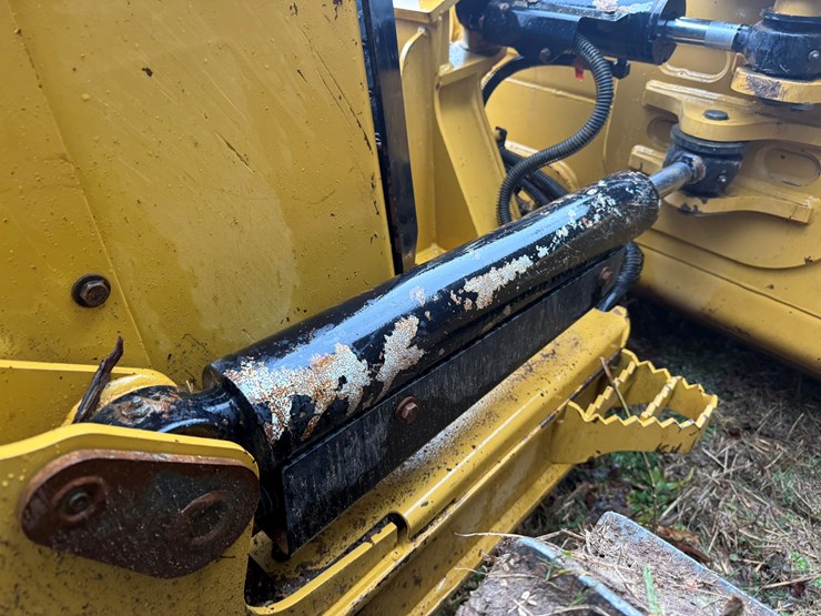 2023-caterpillar-d1-image-14