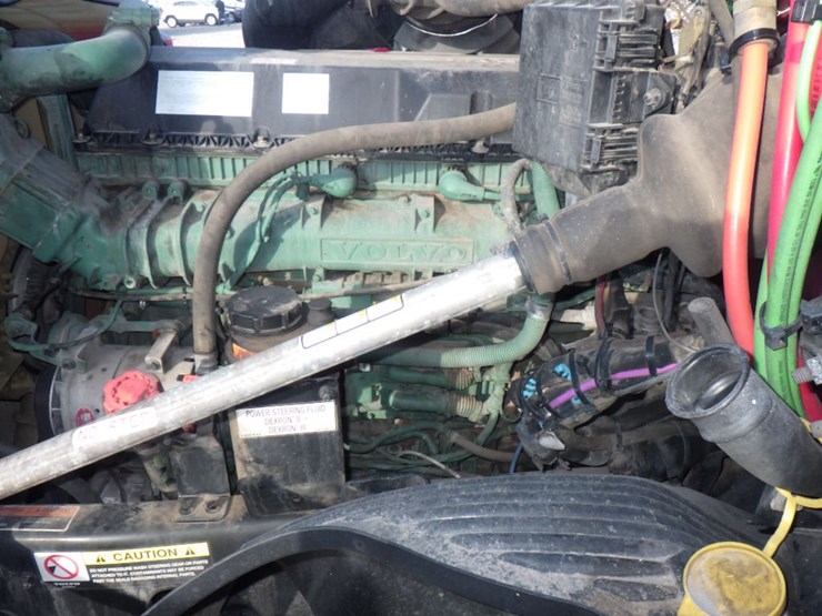 2021-volvo-vnl-300-image-18