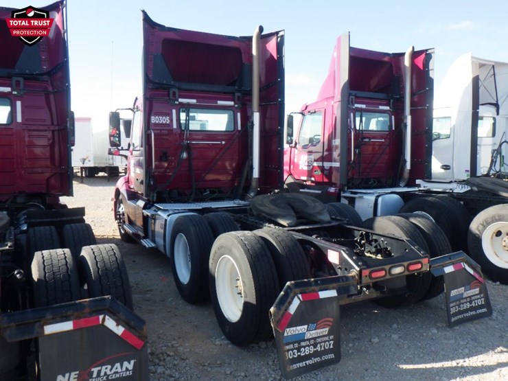 2022-volvo-vnl300-image-10