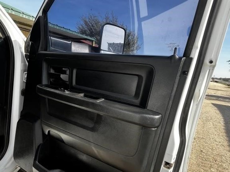 2014-dodge-ram-5500-image-25