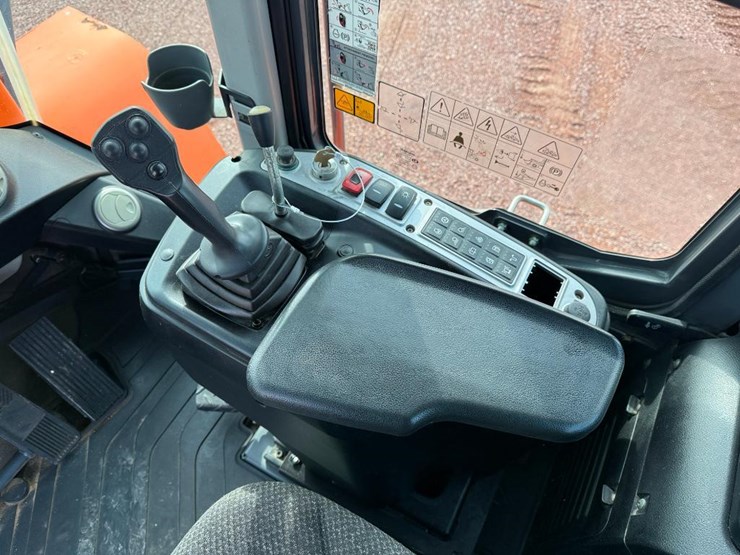 2017-doosan-dl220-5-image-56