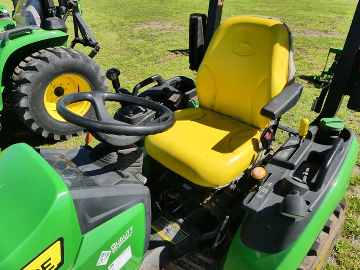 2025-john-deere-2025r-image-13