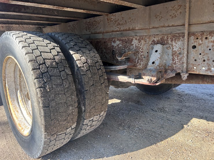 2012-isuzu-npr-image-35