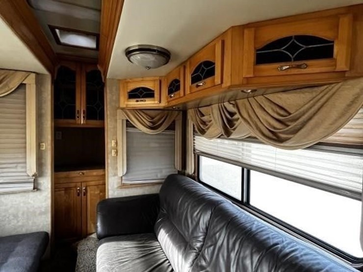 l1--2006-escalade-32'-travel-trailer-image-20