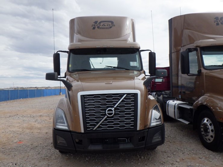 2022-volvo-vnl-300-image-2