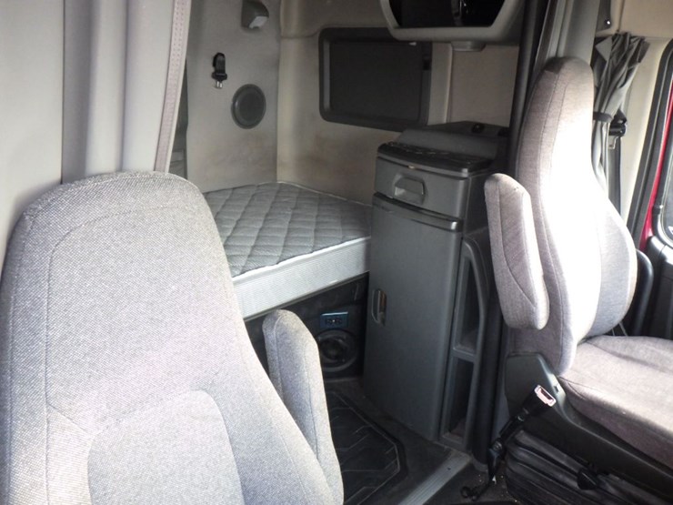 2019-volvo-vnl-760-image-7