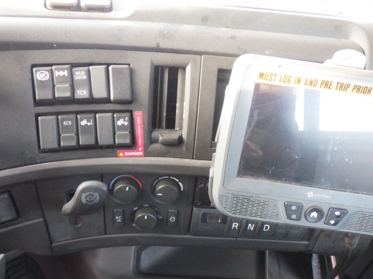 2019-volvo-vnl-300-image-15