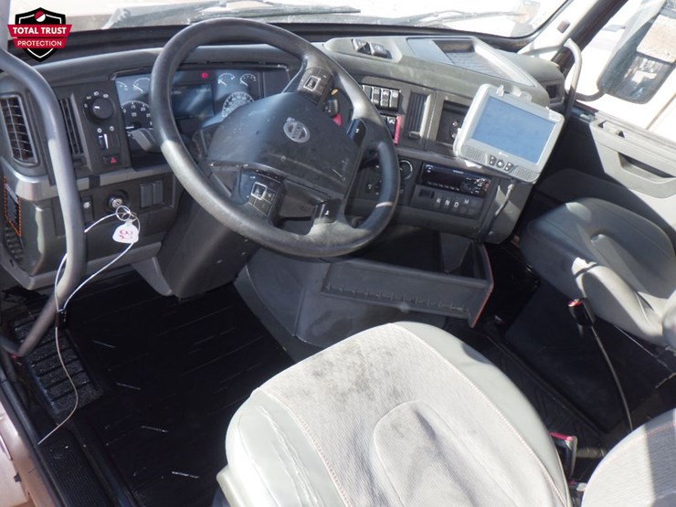 2022-volvo-vnl-300-image-13