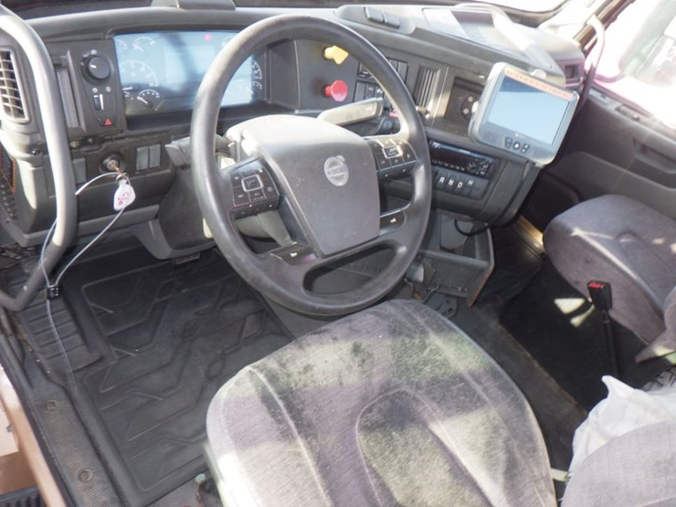 2019-volvo-vnl-300-image-14